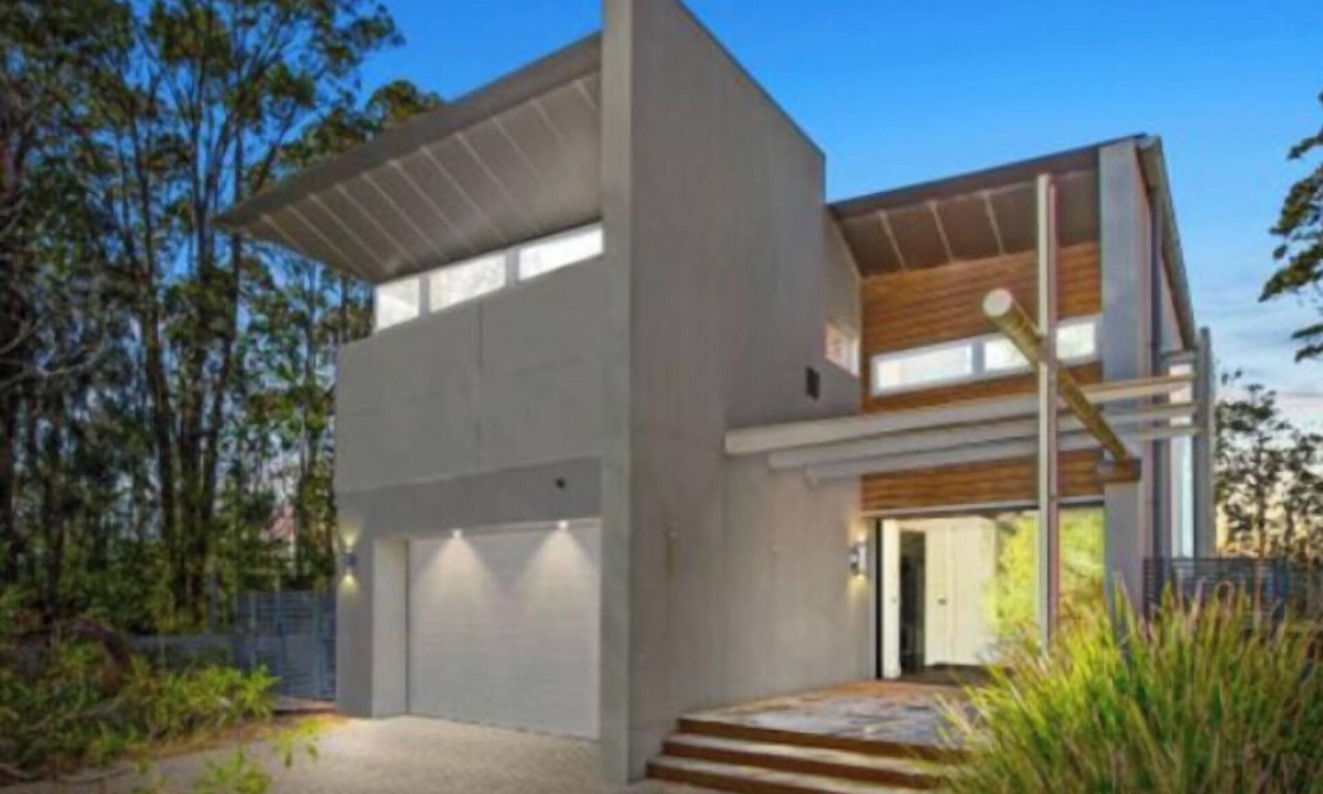 Maloneys Beach House | Absolute beachfront Designer house with spa