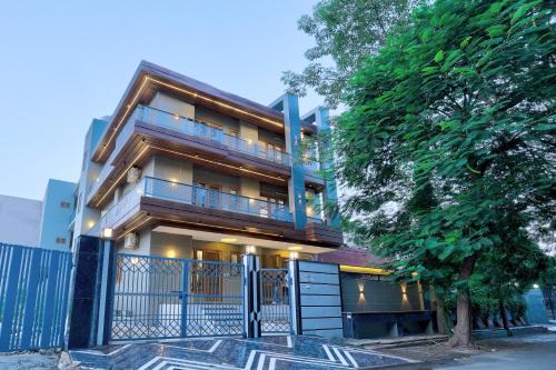 Noida Apartment | Alaya Stays Freesia 3-BHK Apartment With Common Gaming Zone Near Popular Malls