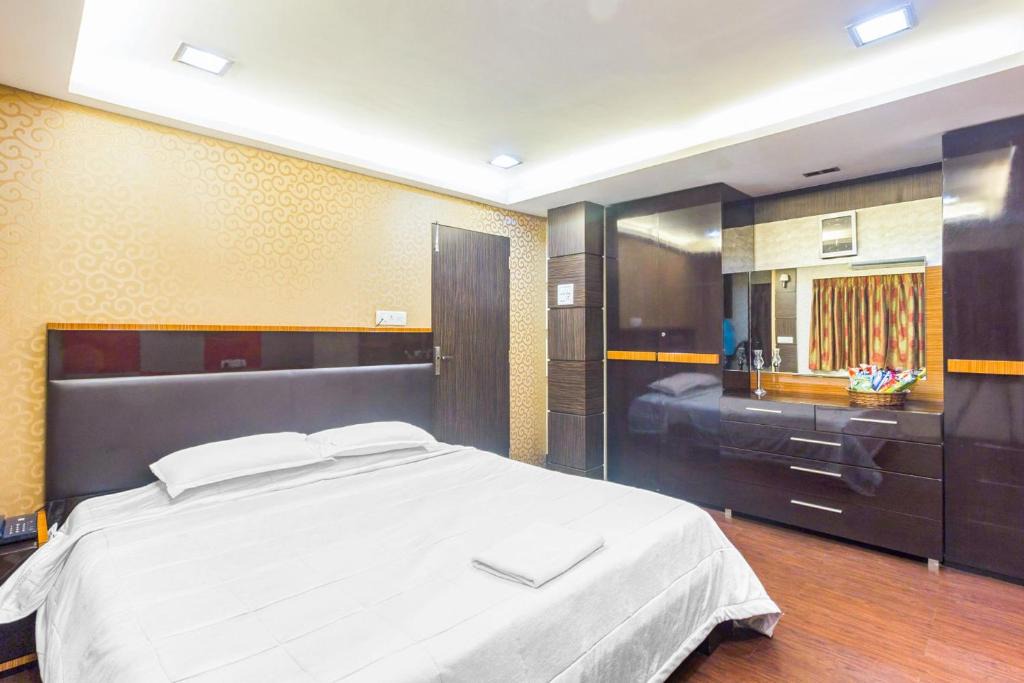 Bandra West Apartment | Apartment in Bandra, Mumbai, by GuestHouser 40331