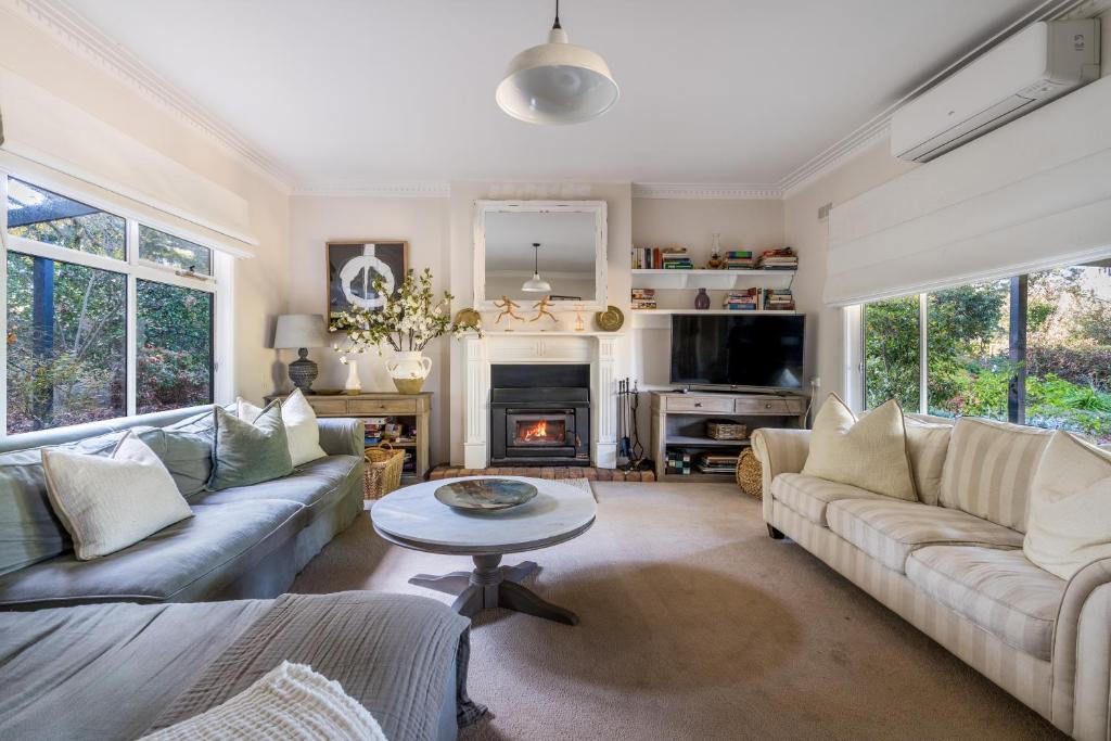 Red Hill South House | 'Ardbrae' Countryside Tranquility with a Charming Cottage
