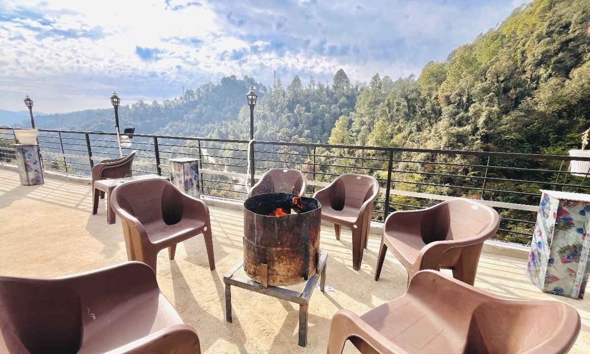 Taradevi Bed & Breakfast | Backwoods Suites : Serene retreat with breathtaking views.