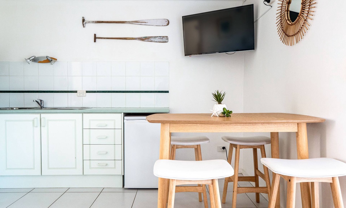 Mollymook Beach Apartment | Beach Access Winter Late Check‑Out 12 pm