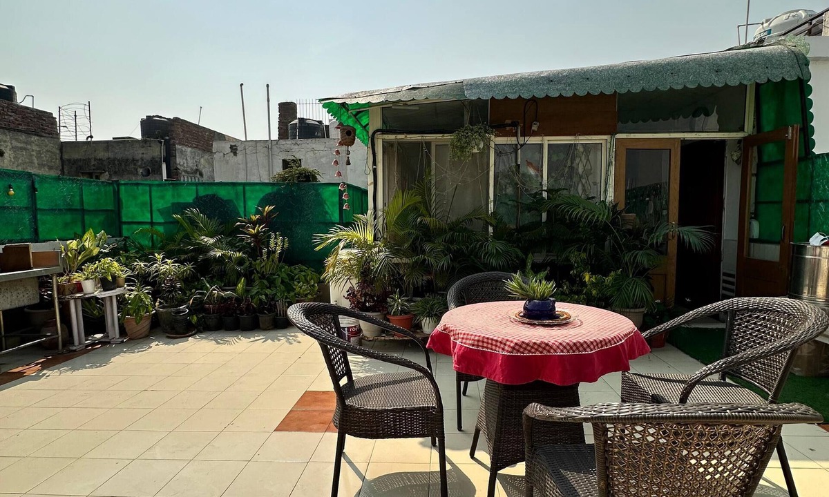 New Delhi Apartment | Breezy Rooftop Retreat , Centrally located !