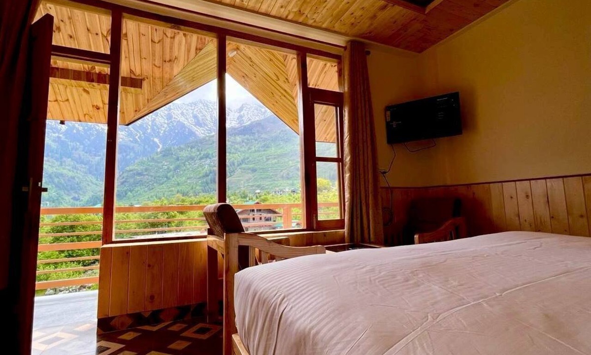 Burwa Hotel | BSR Resort by Apple Orchards