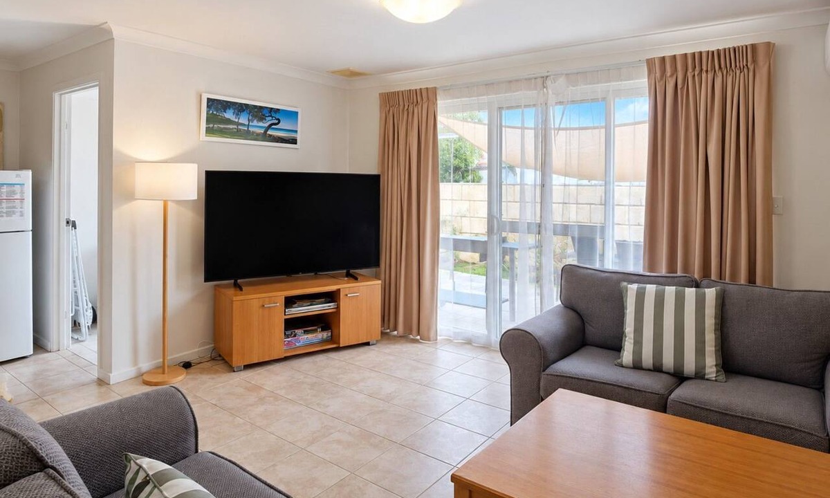 Broadwater House | Cape View TwentyTwo – a modern 2-bedroom, 2-bathroom villa