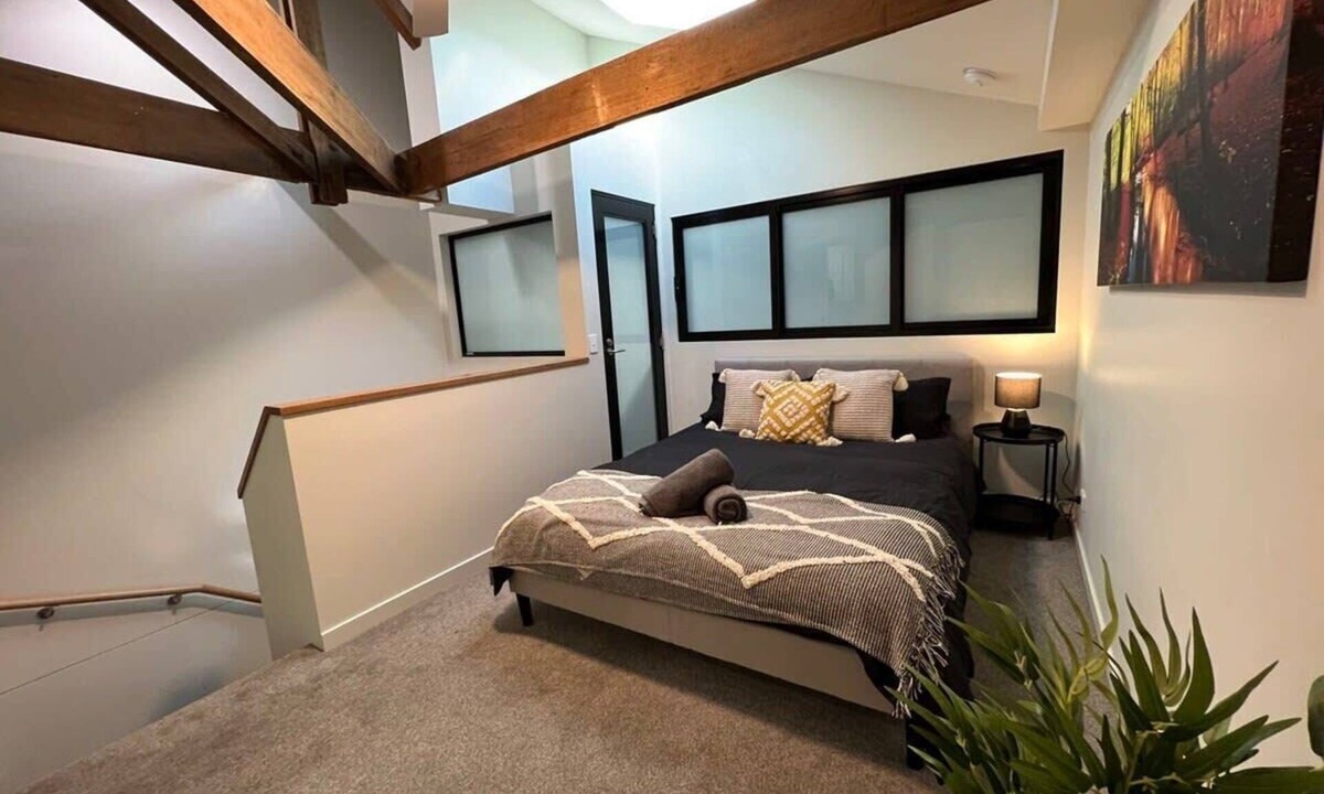 Devonport Apartment | Central Devonport 1 Bedroom Loft Apmnt & Ai/C