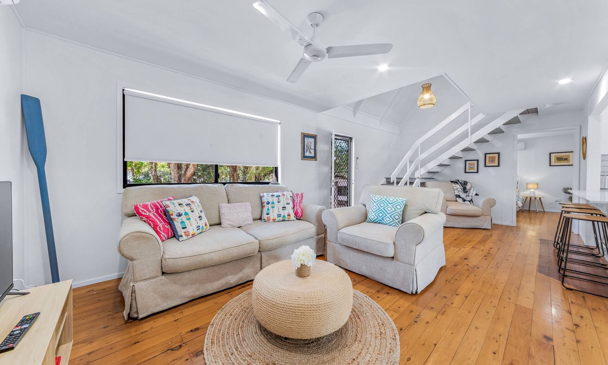 Cannonvale House | Coastal Cottage - Pets Welcome, Boat Parking, Walk to Beach & Shops