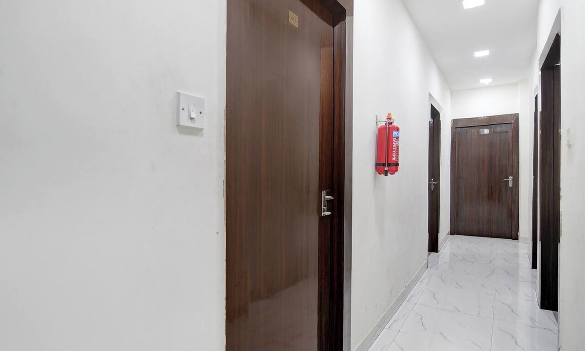 Taltala Hotel | Collection O Park Street Metro Station