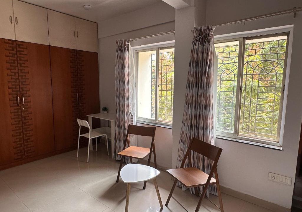 Koregaon Park Apartment | Coral: Pvt Studio in Koregaon Park. WiFi SmartTv AC