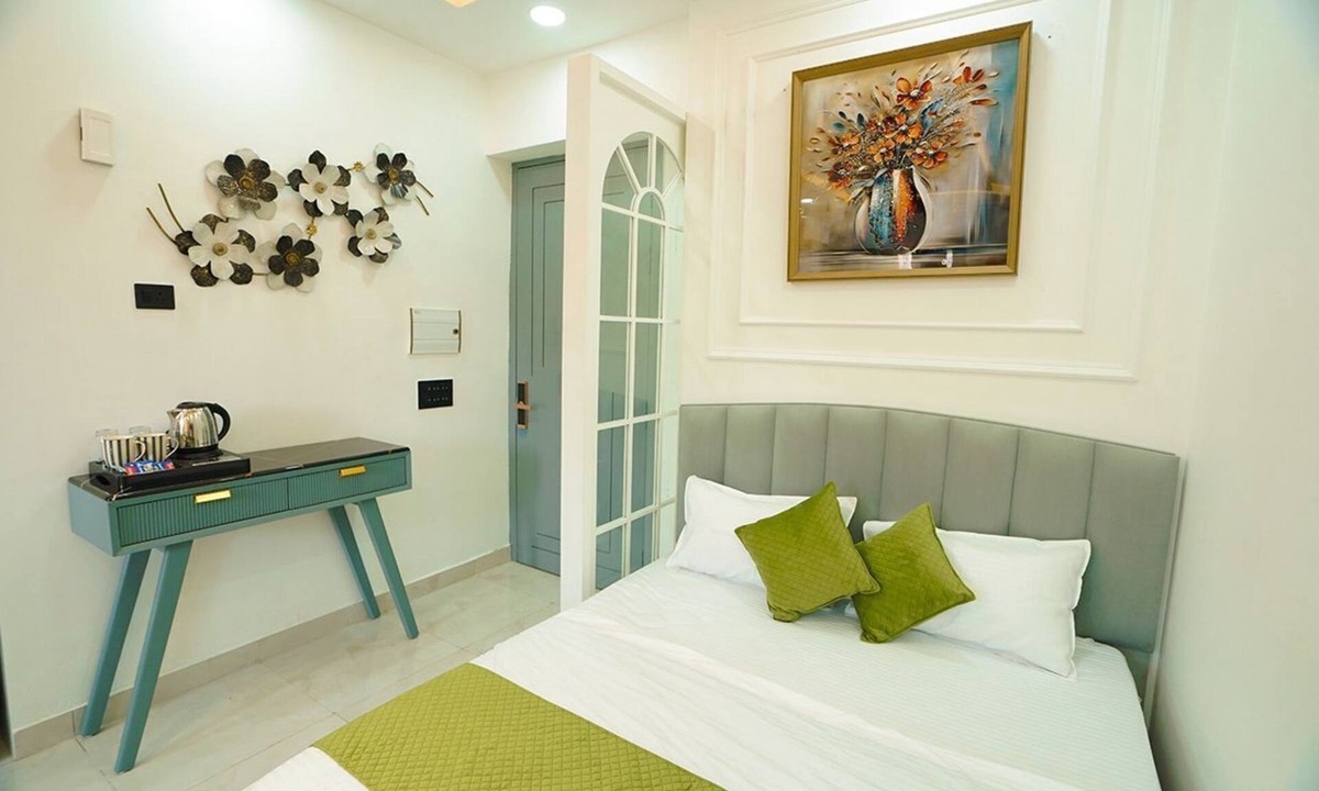 Sector 70 Apartment | Cozy 1-bedroom studio in fantastic Noida with AC