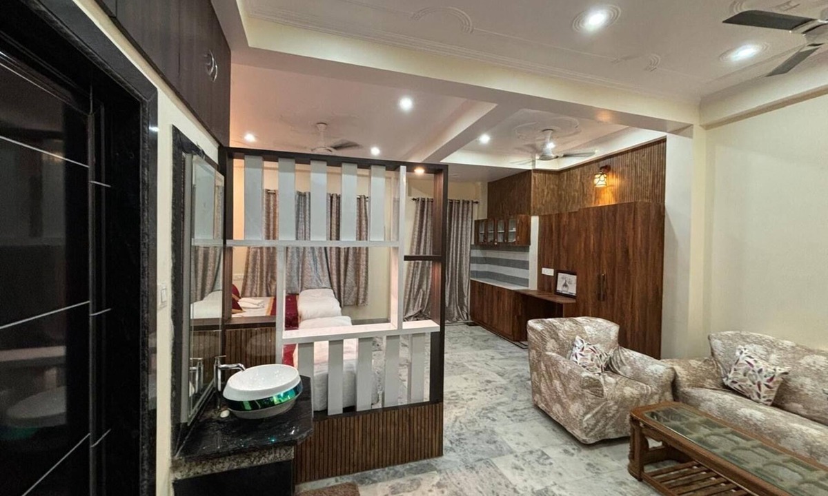 Varanasi Apartment | Cozy studio room with 2 beds in central Banaras, Charming interior and furniture