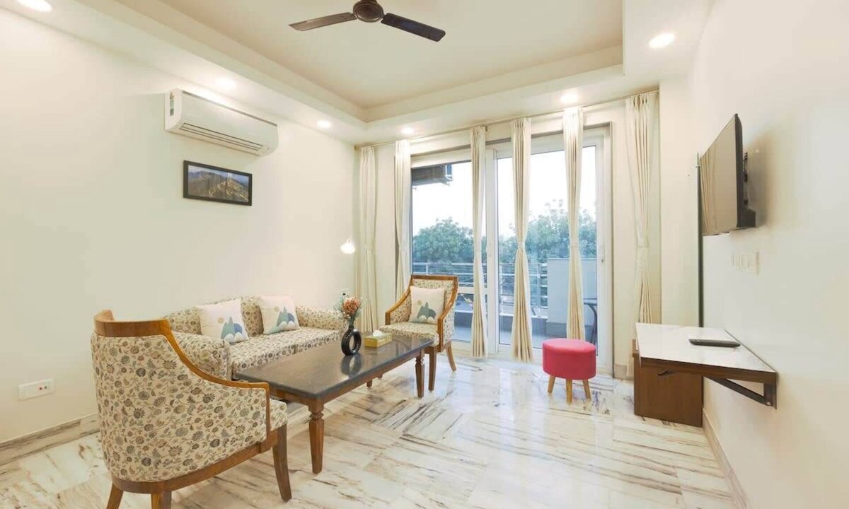 Sushant Lok Apartment | Cyber hub retreat near Horizon center