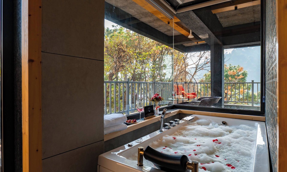 Kasauli Villa | ELIVAAS Prive The Retreat 4 BHK Villa