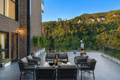 Kumarhatti Villa | ELIVAAS Signature Panchvati Veloraa Pet-Friendly 6-BHK Apartment with Panoramic Views & Outdoor Seating