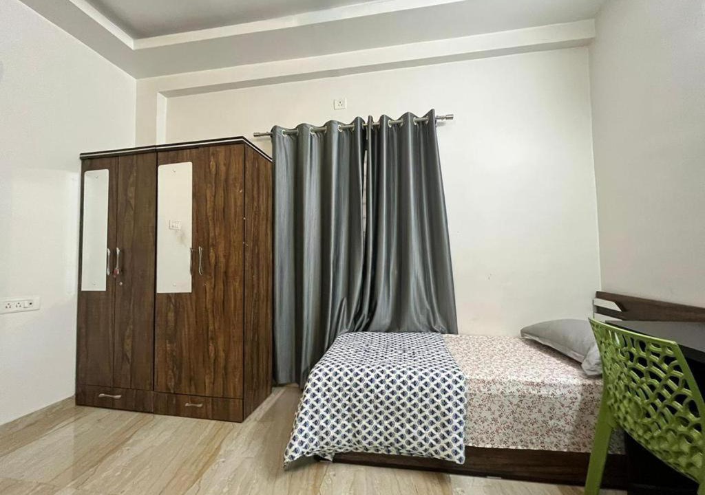 Viman Nagar Bed & Breakfast | Gokul Nagar (only for Female)