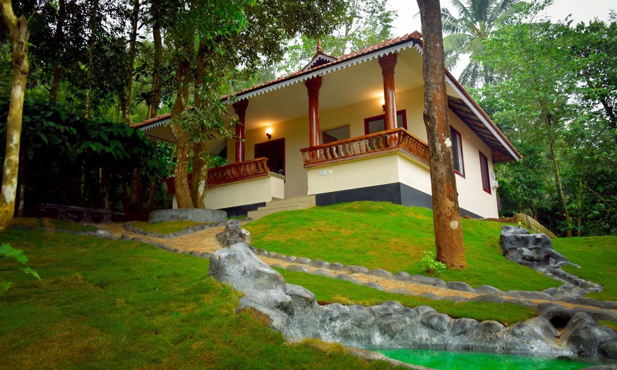 Kalpetta Villa | Green Garden Daisy Villa - Double Bed Room