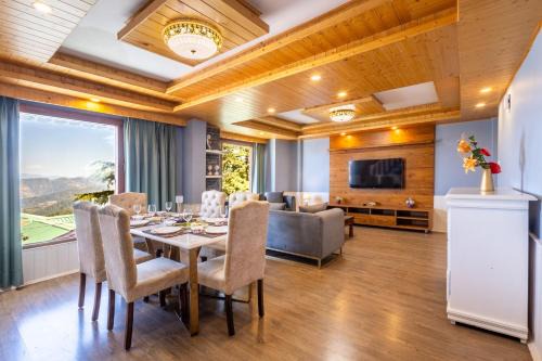 Mashobra Apartment | Hostie Heaven View - Panoramic 3BHK Duplex Retreat with Private Patio
