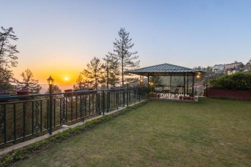 Naldehra Villa | Hostie Romarica - 3BHK family cottage with private Sunset lawn & Gazebo