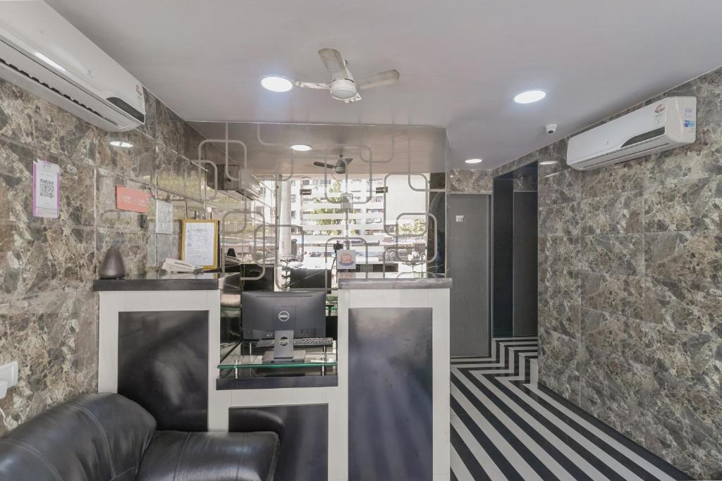 Sakinaka Hotel | Hotel O by OYO Ak Palace Near Chhatrapati Shivaji International Airport