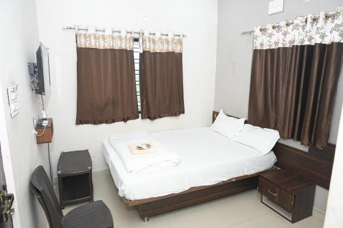 Tandur Hotel | Indira Deluxe Lodge