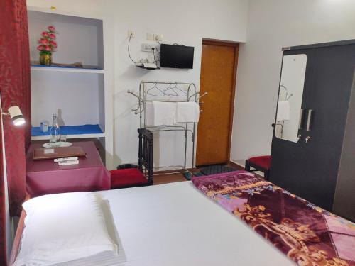 Arpookara Hotel | Kgees Stay Pool Day Out & Boating Ettumanoor Thellakom Couple Friendly