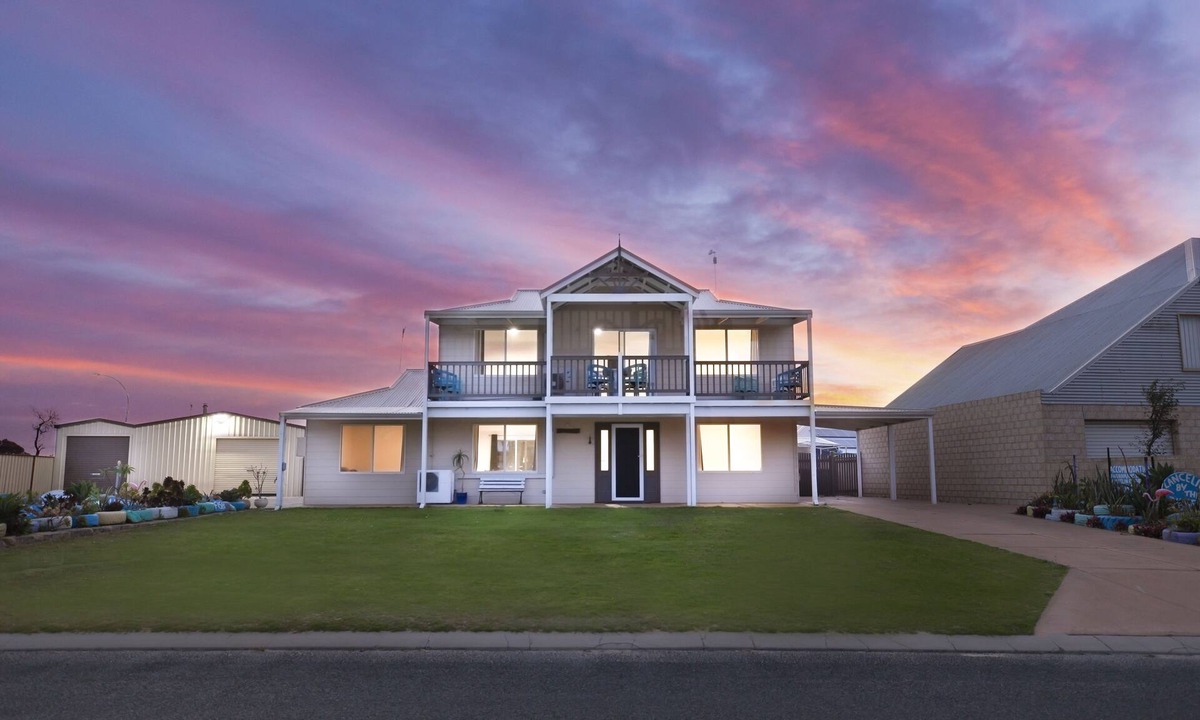 Lancelin House | Lancelin By The Dunes - Low Mid Week Rates!