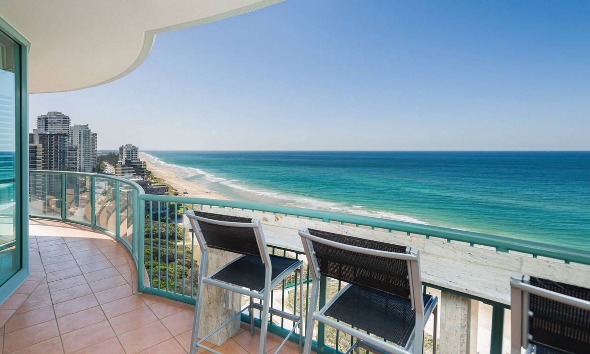 Main Beach Apartment | Luxury Oceanfront 3 Bedroom Platinum Sub-Penthouse