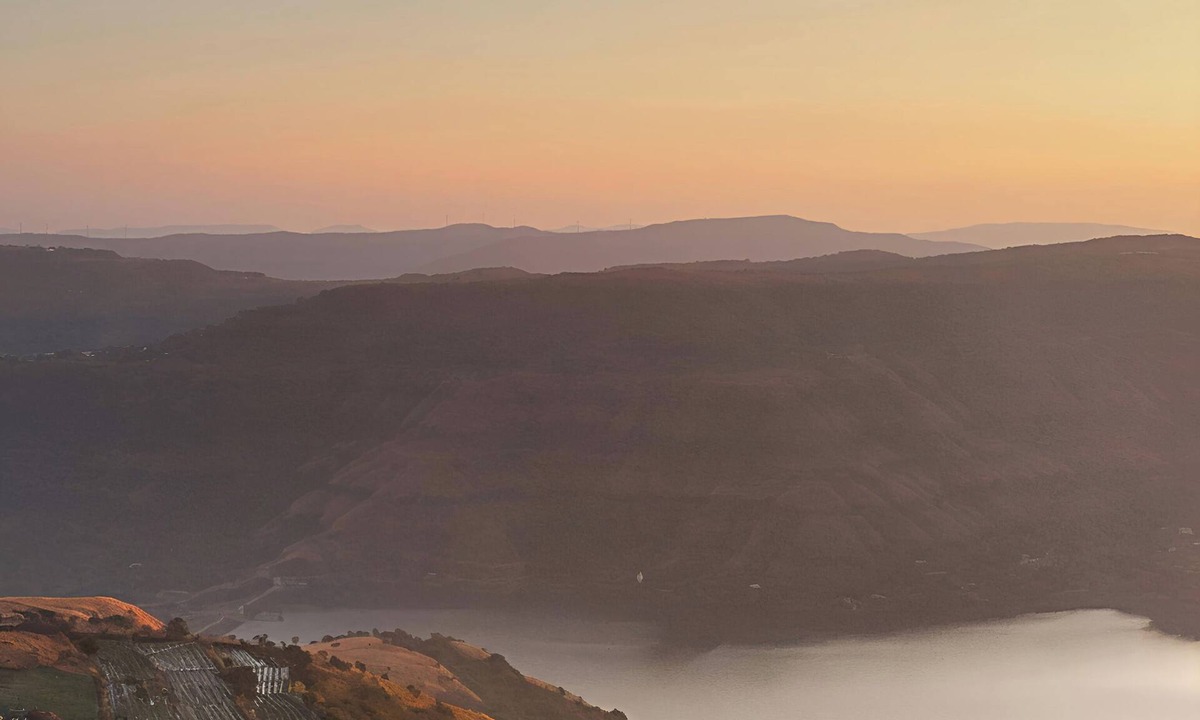 Mahabaleshwar Apartment | Marvelous 3-bedroom apartment in Panchgani.Balcony facing valley.