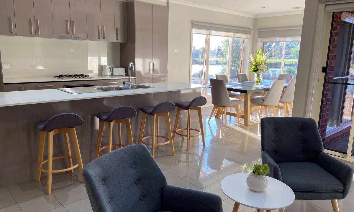 Mooroopna House | Modern waterfront luxury escape near Shepparton