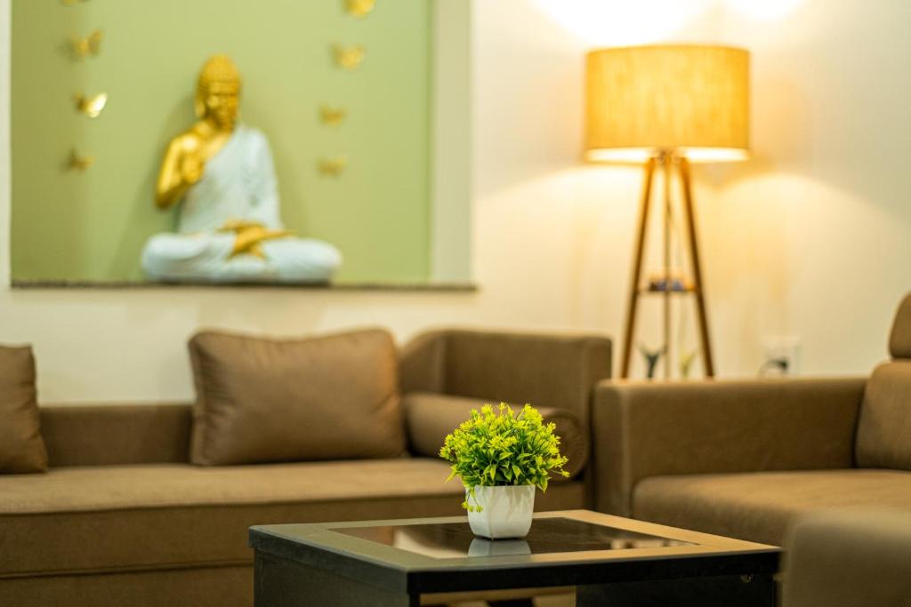 Air Force Area Apartment | Near AIIMS Cook-Your-Own Kitchen Family Villa