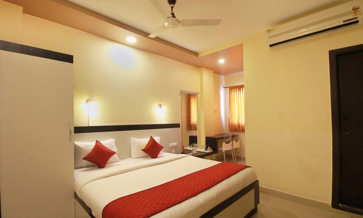RS Puram Hotel | OYO 10551 Hotel RJ Grand