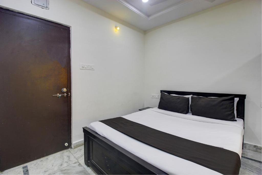 Hyderabad Hotel | OYO Flagship VENKATESWARA ATIDHI