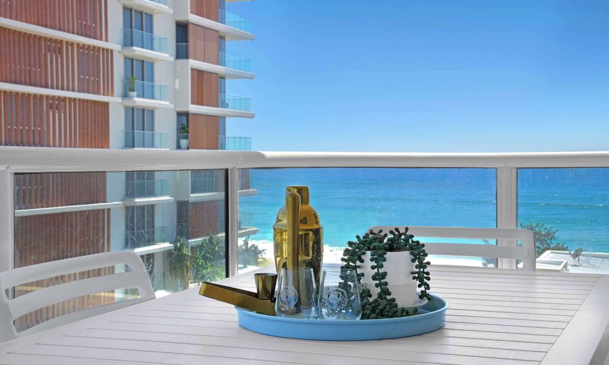 Palm Beach Apartment | Palm Beachview Luxe Steps to beach & Talle creek