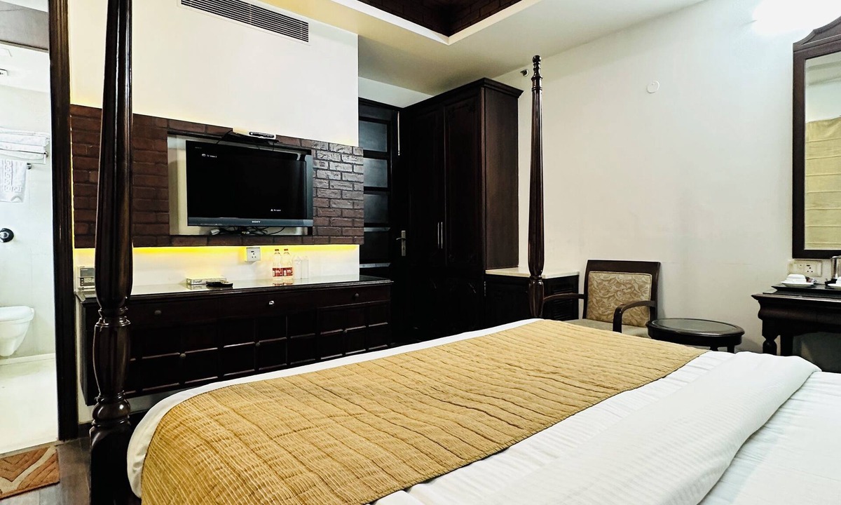 Rajouri Garden Hotel | Qotel Signature Lavish Inn Rajouri Garden
