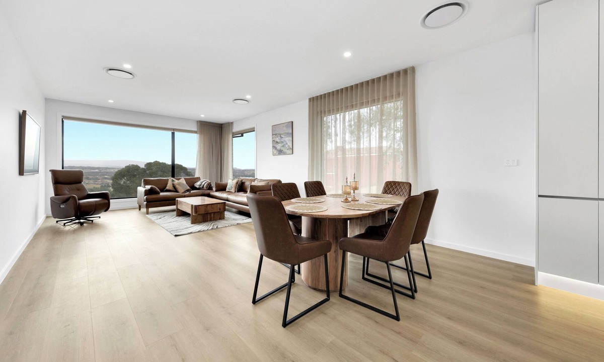 Wallan House | Romantic Mountain View with Lakeside living