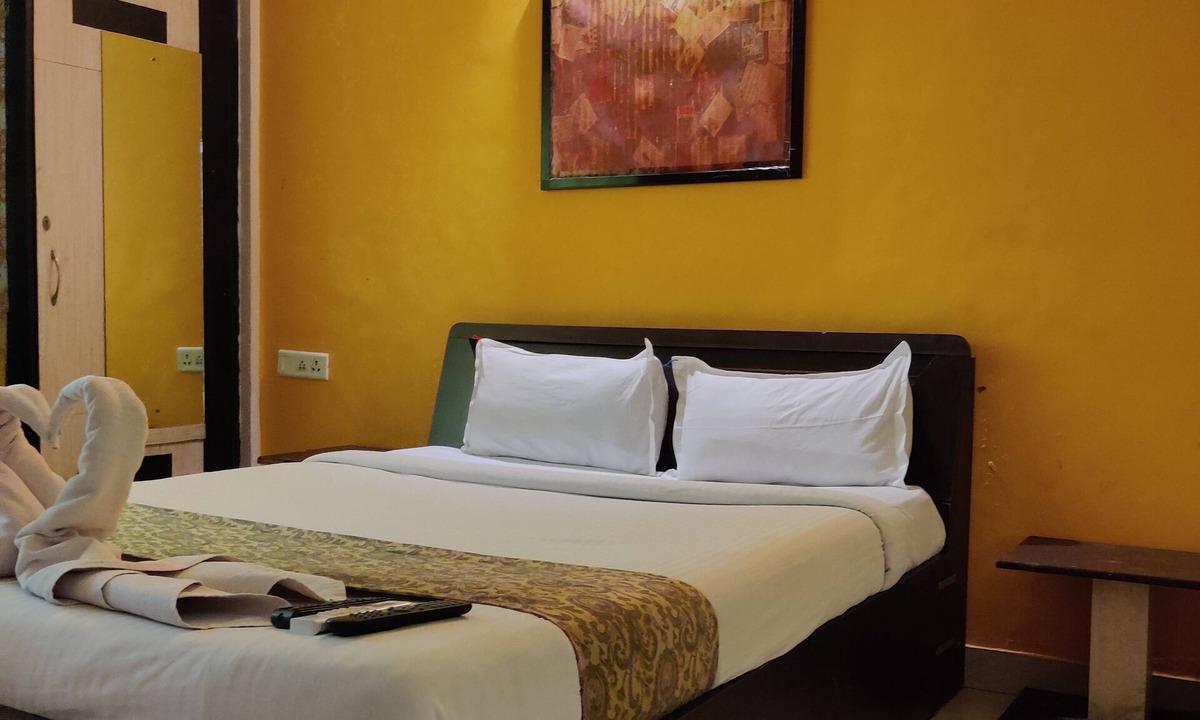 Koregaon Park Hotel | Rooms with air-conditioning, private bathrooms,showers, TVs,wardrobes. Free WiFi