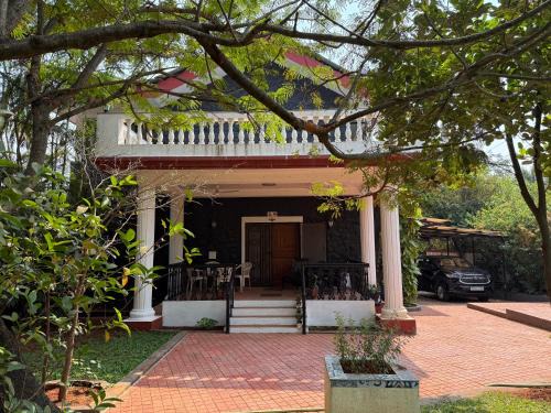 Khattalwada Villa | Roshan - The Perfect Getaway 4 Bedrooms, 5 Beds