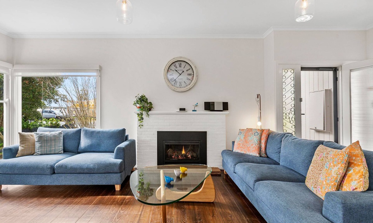 Rye House | RYE Classic- 4bed, perfect location-up to 13 guests, foxtel- BONUS* NIGHTS OFFER