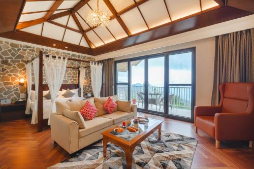 Shilon Bagh Apartment | Shilayvas Cottages, Kufri Centrally Heated, Bathtub & Kitchenette