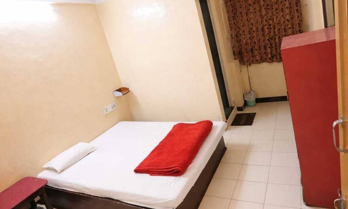 Indore Hotel | Spacious and comfortable Deluxe Double Room with a cozy bed and private bathroom