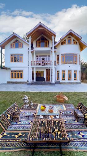 Brein Villa | StayVista at Buhayra by The Dal with Lake View, Gazebo