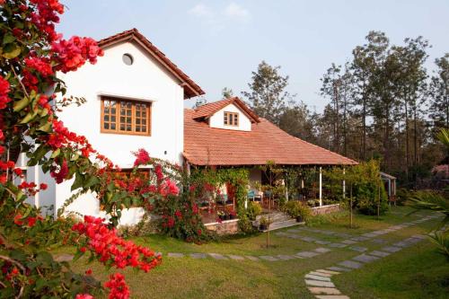 Sangameswarpet Villa | StayVista at Sienna - Strelitzia 3BHK with Breakfast and Jacuzzi - Luxury Homestay
