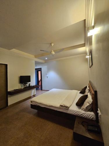 Mundra Hotel | Sugar & Spice
