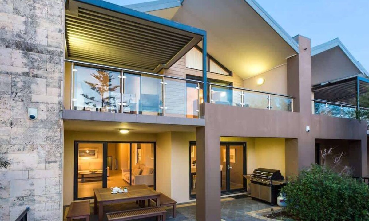 Yallingup House | Surfside 8—Spacious Retreat on Yallingup Beach