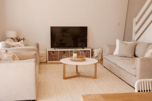 Carrickalinga House | The Coastal Oak - Pool Linen Pets Wifi