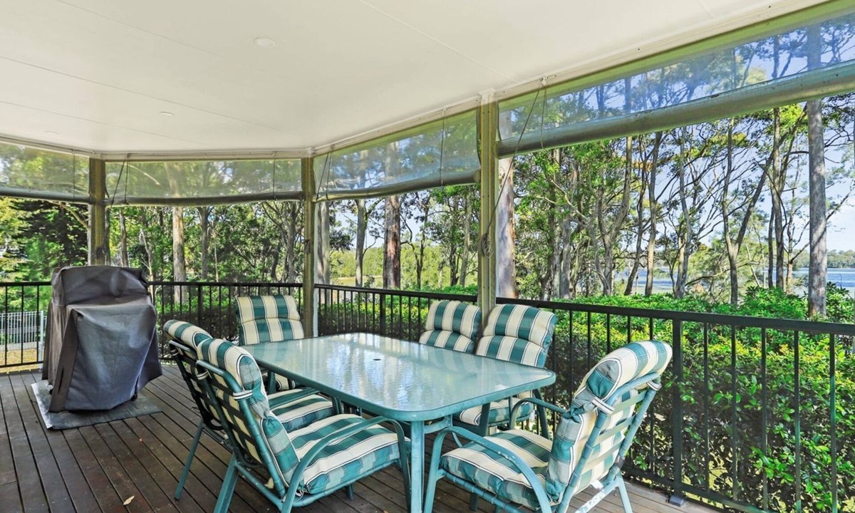 Sanctuary Point House | The Ideal Spot by Book Jervis Bay - Pet Friendly Waterfront with Retro Styling