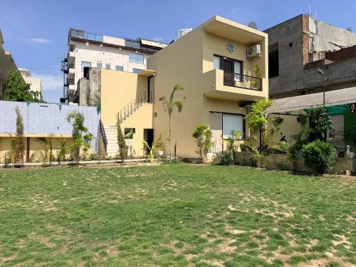 Amritsar Villa | The Palm House - Studio Rooms, Pool, Garden and Parking