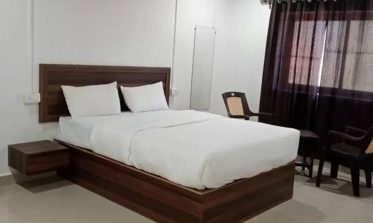 Calangute Hotel | The Sunshine Deluxe - AC - Wi-Fi - Cozy