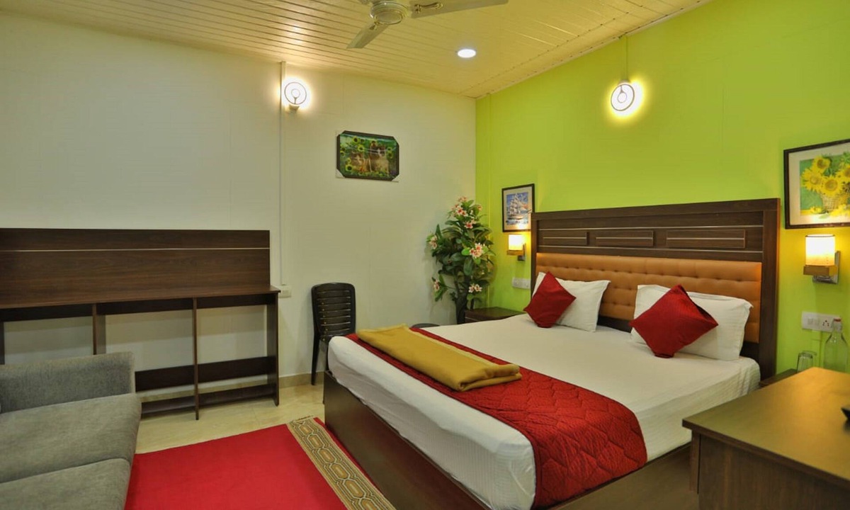 Kunchithanny Hotel | The Svarga Hill View Resort