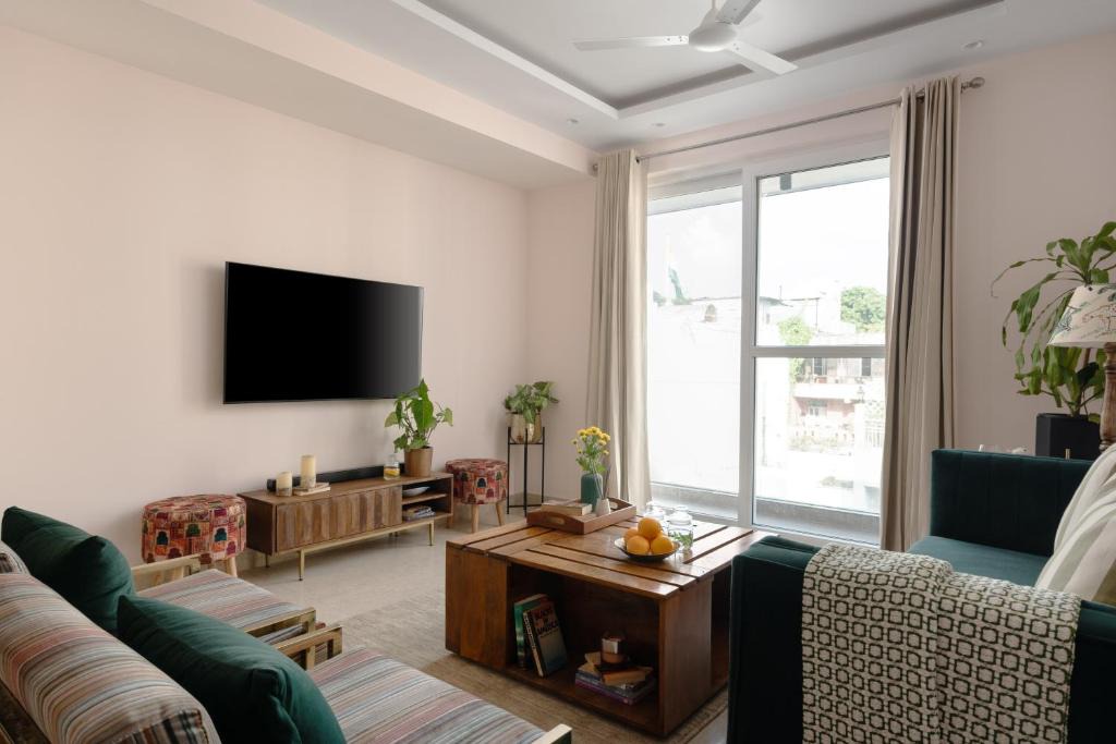 Green Park Apartment | The Urban Nest by The Blue Kite - 3BHK Spacious & Modern Apartments With Kitchen & Wifi